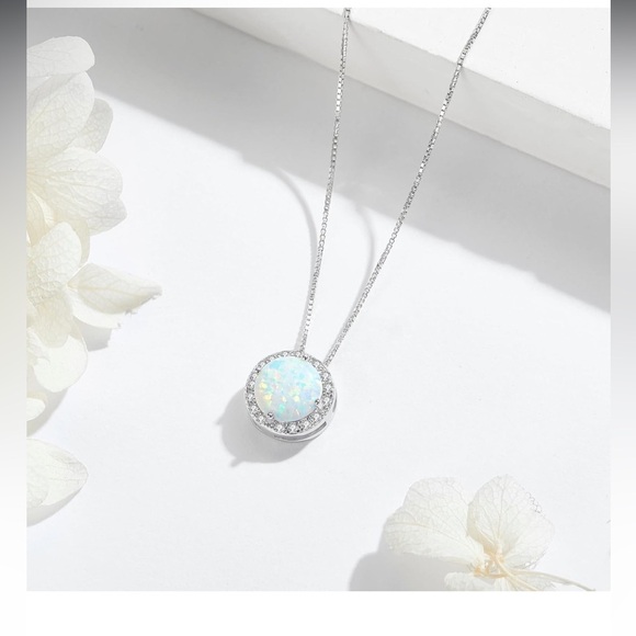 Elegant Silver Pendant Necklace - Picture 3 of 4